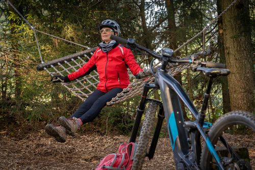Seniorin macht Pause bei E-Bike-Tour