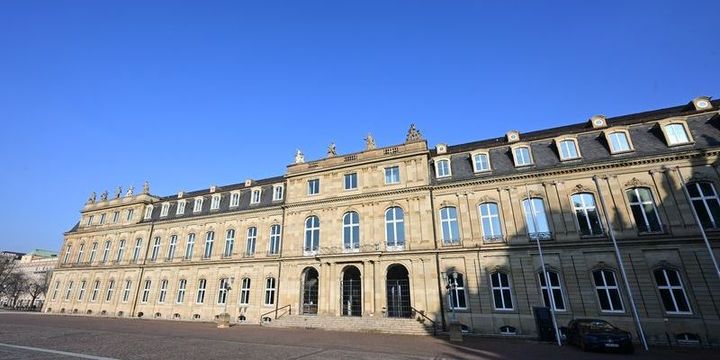Das Neue Schloss in Stuttgart ist Sitz des Finanzministeriums von Baden-Württemberg. Nach einem Angriff könne eine politisch motivierte Tat laut Polizei nicht ausgeschlossen werden.