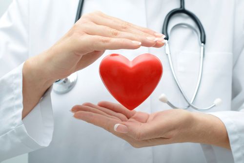 Arzt schützt symbolisch ein Herz