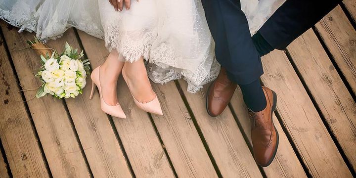 Braut und Bräutigam auf Holzboden - Anschnitt