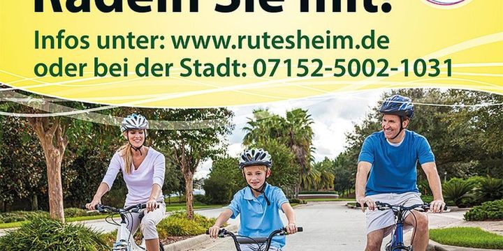 Hier ist das Plakat zum Stadtradeln 2023 in Rutesheim zusehen, mit den Infos und einem Foto von einer dreiköpfigen, Fahrrad fahrenden Familie.