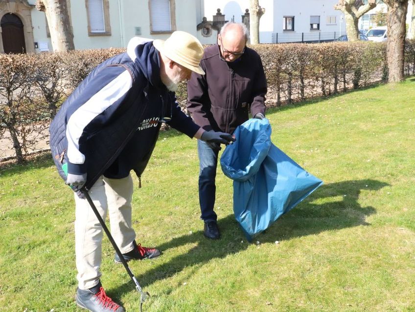 Andreas Imhoff und Wolfgang Zahn suchten nach Müll im evangelischen Kirchengarten.