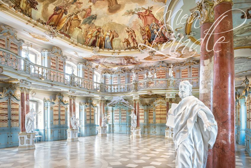 Nicht nur Bücher wie gemalt – in der Klosterbibliothek Bad Schussenried stecken gemalte Botschaften in jeder Ecke.