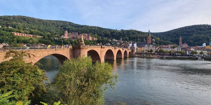 Die alte Brücke in Heidelberg ist ein Wahrzeichen der Stadt.