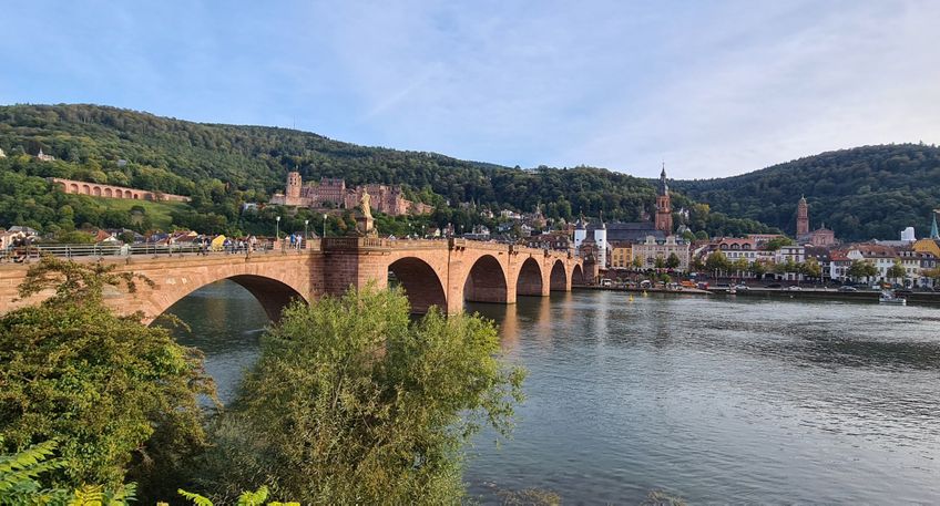 Die alte Brücke in Heidelberg ist ein Wahrzeichen der Stadt.