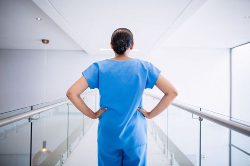 Krankenschwester mit Rücken zur Kamera
