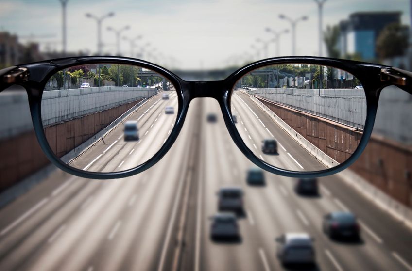 Klare Sicht durch die Brille auf den Verkehr