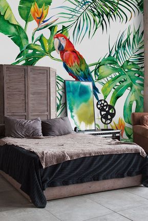 Dschungel-Feeling im Wohnzimmer dank Tapete mit Palmen und Papagei