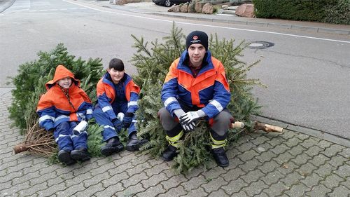 Jugendfeuerwehr bei einer Weihnachtsbaum-Aktion in Wiesloch