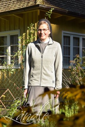 Schwester Susanne führt Besuchergruppen durch den Garten.