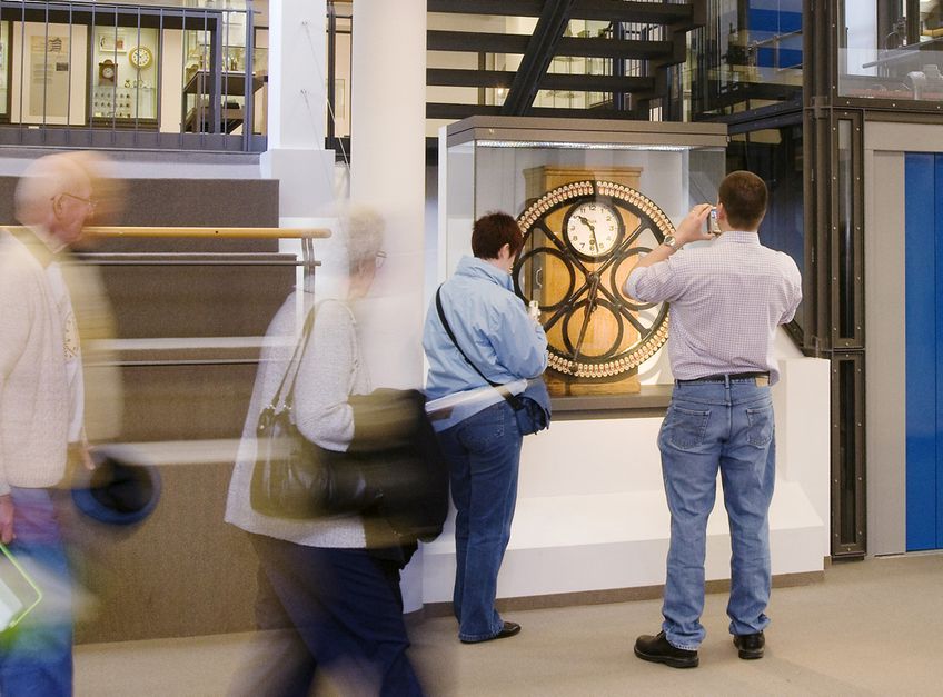 Besucher des Deutschen Uhrenmuseums Furtwangen