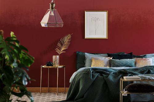 Glamouröses Schlafzimmer in Rot und Grün mit goldenen Akzenten