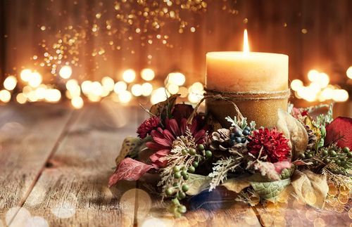 Weihnachtsdeko mit Naturmaterialien und Kerzen mit Lichterketten 