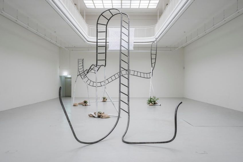 Das Werk "Gravity Road" aus der Installationsansicht von Jesse Darling im Kunstverein Freiburg aus dem Jahr 2020.