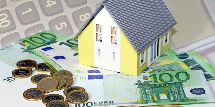 Haus mit Geld und Taschenrechner - Konzept Immobilienwertermittlung