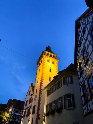 Turm des Mosbacher Rathauses zur blauen Stunde