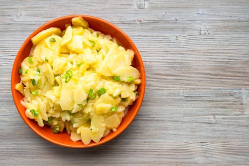 Kartoffelsalat in einer Schale