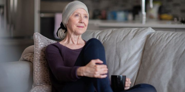 Krebskranke ältere Frau zuhause