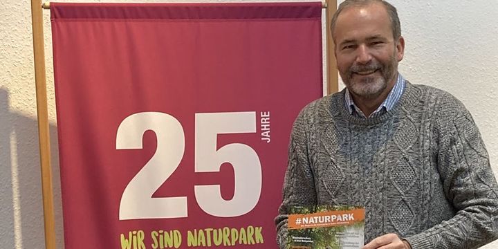 Roland Schöttle, Geschäftsführer des Naturparks Südschwarzwald e.V., zeigt die neue Ausgabe des Magazins #Naturpark der Naturparke Baden-Württembergs.
