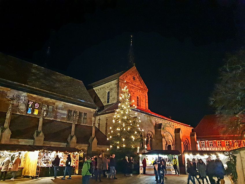 Christbaum auf dem Weihnachtsmarkt im Klosterhof Maulbronn