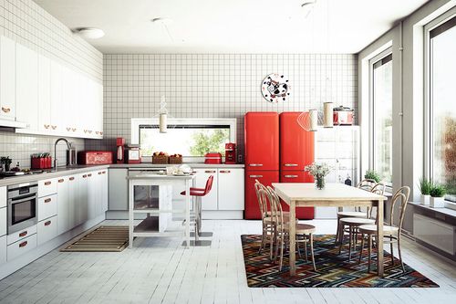 Geräumige Küche mit roten Kühlschränken