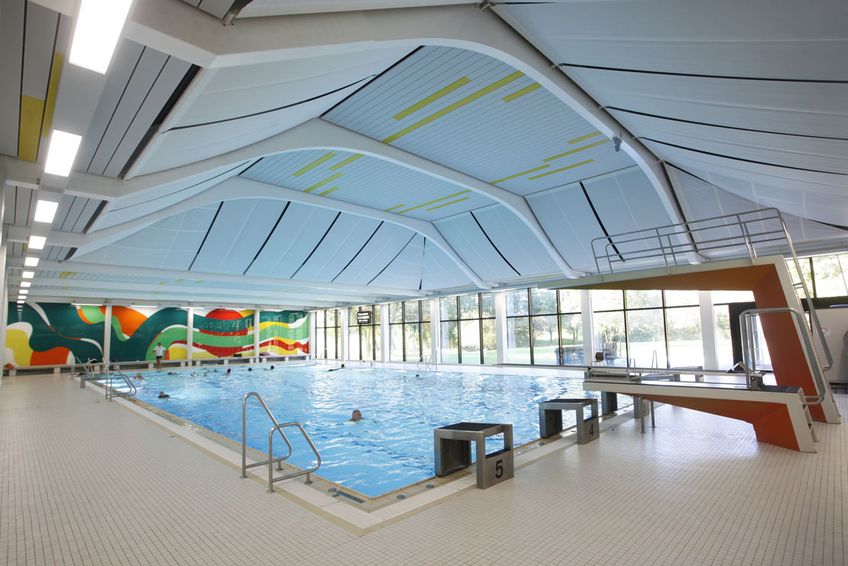 Schwimmbecken mit Sprunganlagen im Hallenbad Plieningen