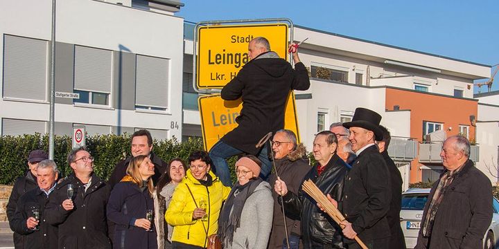 Enthüllung der neuen Ortseingangsschilder durch Bürgermeister Ralf Steinbrenner in Leingarten