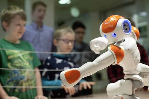 Roboter Paul wird von Besuchern bewundert