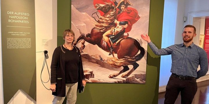 Museumleiterin Iris Baumgärtner und Museumsmitarbeiter Chris Hirtzig vor dem berühmten Gemälde, das Napoleon Bonaparte beim Überschreiten der Alpen am Großen Sankt Bernhard zeigt. Der französische Kaiser war Verhandlungsführer beim Rastatter Kongresses.