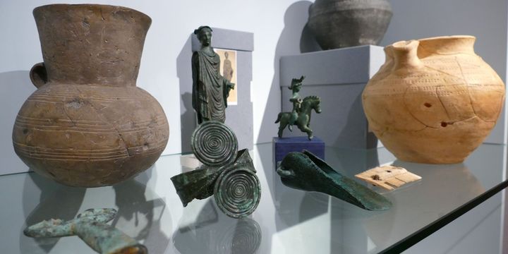 Verschiedene Exponate wie Krüge, Schmuck und Figur in der Archäologie-Ausstellung