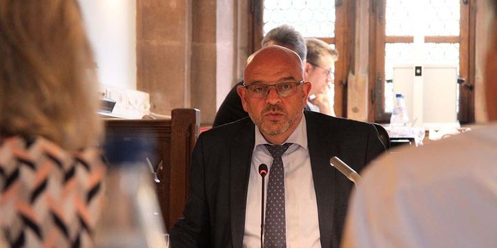 Heiner Bernhard in seiner letzten Gemeinderatssitzung im Juli, bei der im nicht-öffentlichen Teil über den Verkauf der Windeck beraten werden sollte.