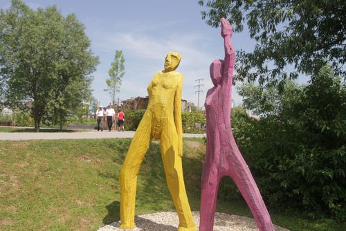 Nussbaum Medien präsentiert sich auf der Gartenschau mit Skulpturen des Holzbildhauers Josef Lang. 