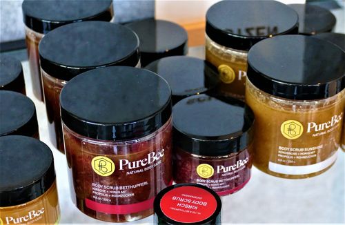 PureBee ist eine Kosmetik-Manufaktur aus Graben-Neudorf im Südwesten von Baden-Württemberg, die mit viel Leidenschaft und Energie hochwertige kleine Chargen produziert. 