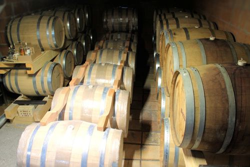 Whisky muss mindestens drei Jahre in Holzfässern lagern, um als solcher auf bezeichnet werden zu können. 