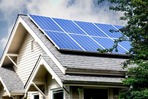 Eine Photovoltaik-Anlage nutzt das kostenlose Sonnenlicht zur Stromerzeugung.
