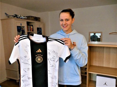 Beim Besuch der Deutschen Nationalmannschaft bekam Nicola Roos auch ein Trikot mit Unterschriften. 