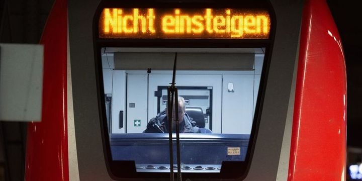 Nicht einsteigen" steht auf dem Display eines Nahverkehrszuges der Bahn.