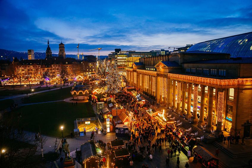 Stuttgarter Weihnachtsmarkt auf dem Schlossplatz vor dem festlich erhellten Königsbau