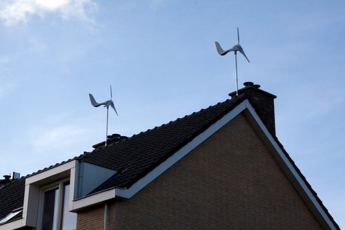 Kleinwindkraftanlage mit zwei Windrädern auf Dach eines Einfamilienhauses