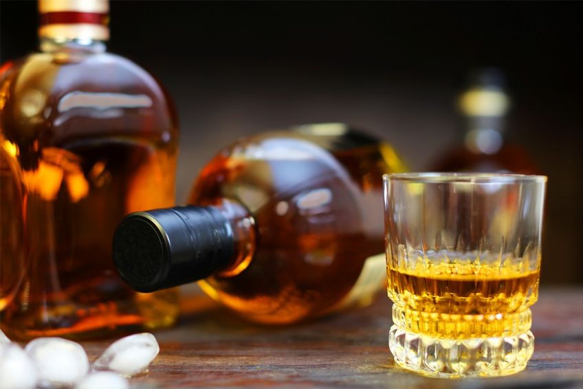 Whiskyflaschen und Whisky-Glas
