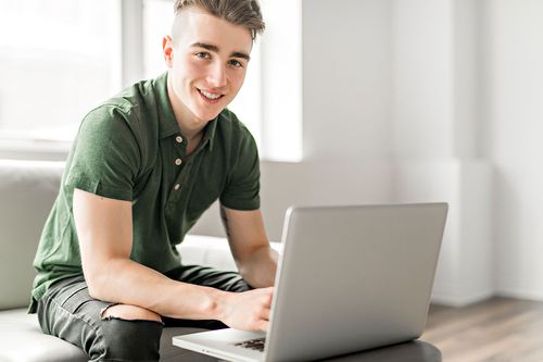 Junger Mann mit Laptop