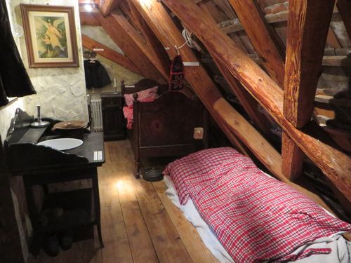 Die Schlafzimmer der Knechte, Mägde und Kinder mit Strohbetten.