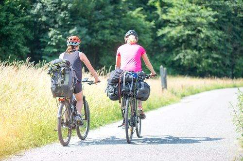 Zwei Frauen fahren mit dem Fahrrad und viel Gepäck