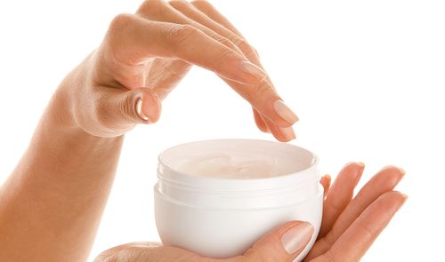 Bei täglicher Verwendung können Handcremes eine wirkungsvolle Hilfe sein, die Hautbarriere zu unterstützen.