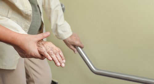 Treppenhandlauf gibt Seniorin Sicherheit