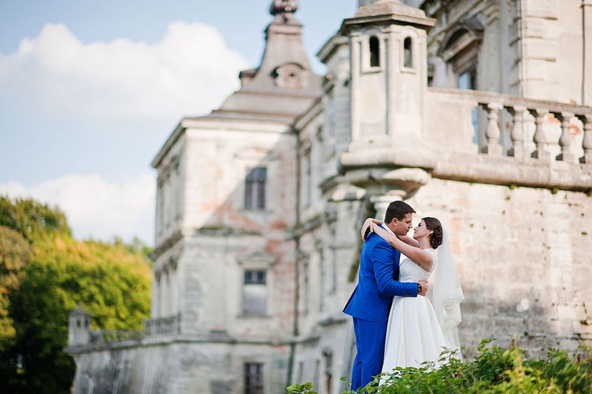 Brautpaar vor einem Schloss
