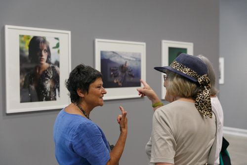 Besucherinnen des Kunstmuseums Ravensburg im Gespräch über die Kunst.