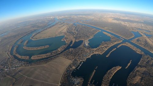 Luftbild des Rheins und seiner Seitenarme