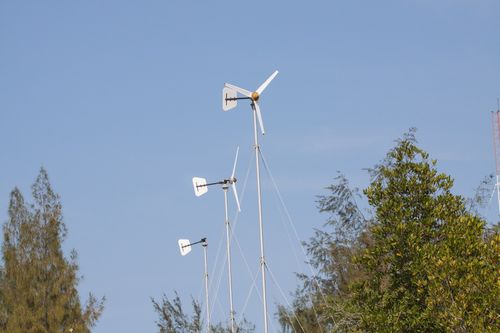 Kleinwindkraftanlage (KWEA) mit drei Windrädern