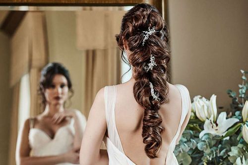 Aus langem Haar lassen sich die zauberhaftesten Brautfrisuren kreieren.